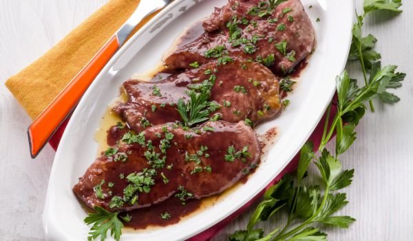 Телешко задушено с червено вино