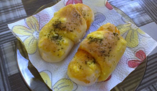 Тестени рулца с лютеница и сирене