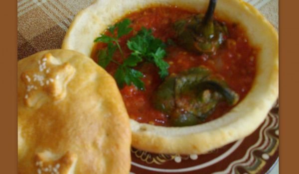 Тестяни гювечета с чушки в доматен сос