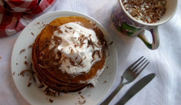 Тиквени палачинки с мед, сметана и шоколад