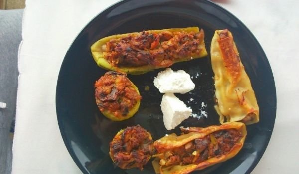 Тиквички и канелони, пълнени с кайма и зеленчуци