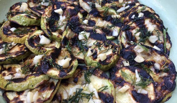 Тиквички на скара с меден сос