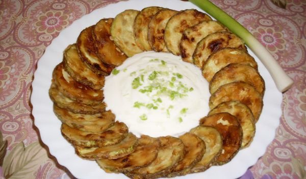 Тиквички с чесново мляко