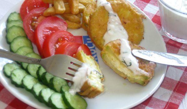 Тиквички с извара и царевична панировка