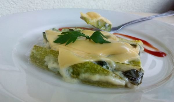 Тиквички с прясно мляко и топено сирене