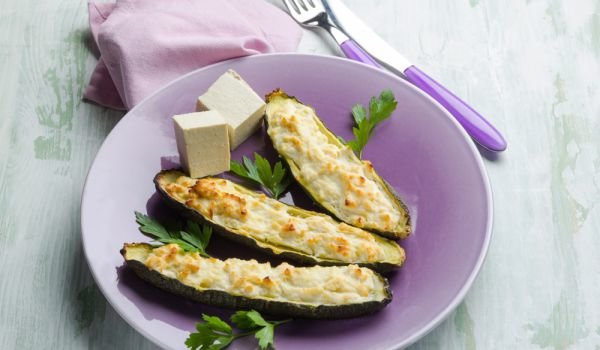 Тиквички със синьо сирене и картофено пюре