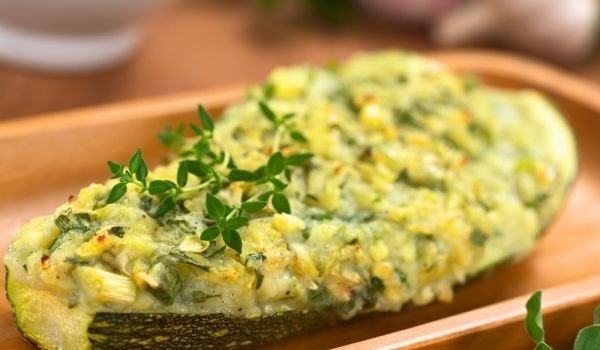 Тиквички със сос от кедрови ядки