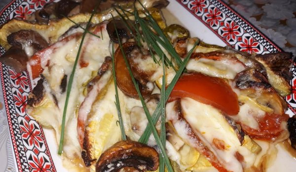 Тиквички ветрило с гъби и домати