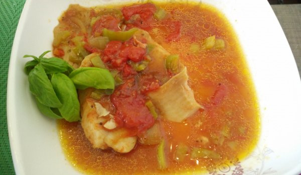 Тилапия с доматен сос и зеленчуци в крок пот