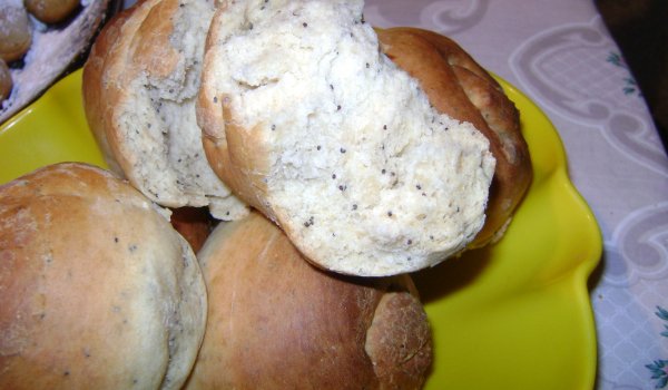 Типови хлебчета с мед и мак