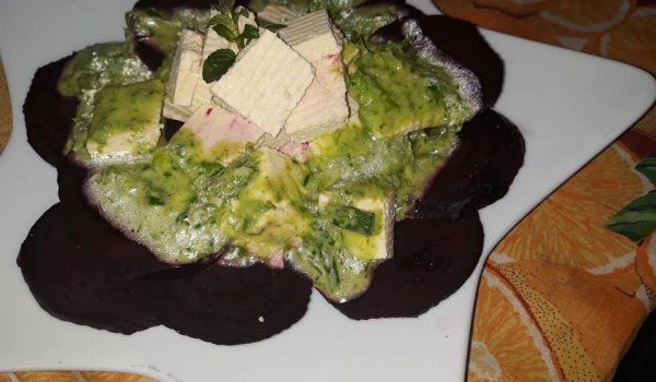 Тофу салата с цвекло и чеснов дресинг