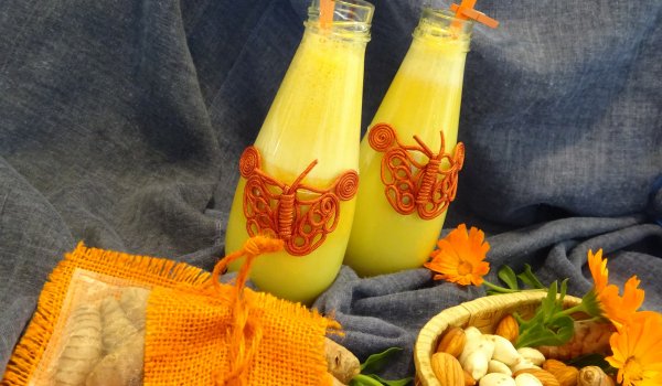 Тонизираща пролетна напитка с бадемово мляко и куркума