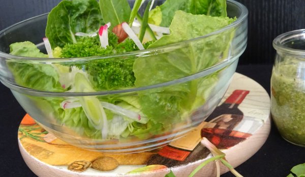 Тонизираща зелена салата с киселец и печени лешници