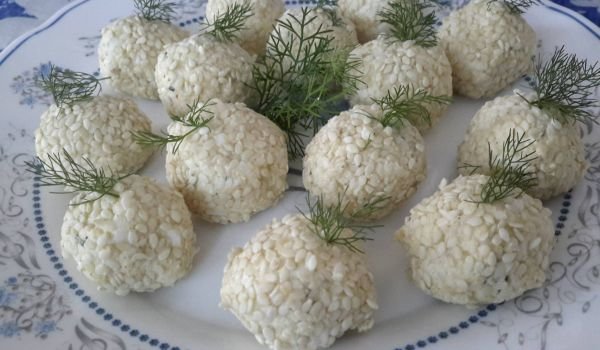 Топчета със сирене, яйце и сусам за мезе