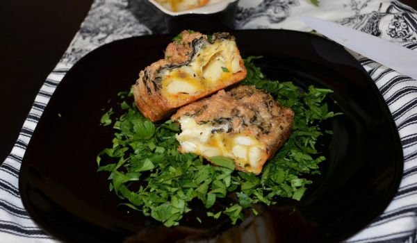 Топено сирене с магданозена заливка