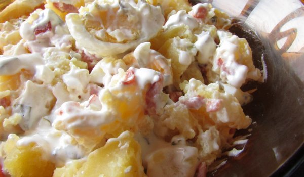 Топла картофена немска салата с бекон и майонеза