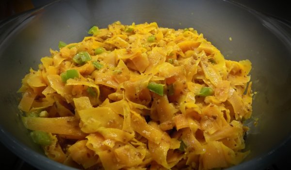 Топла салата с пикантни моркови