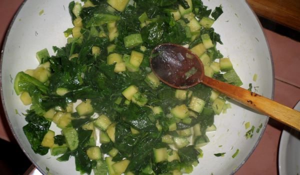 Топла салата с тиквички и спанак