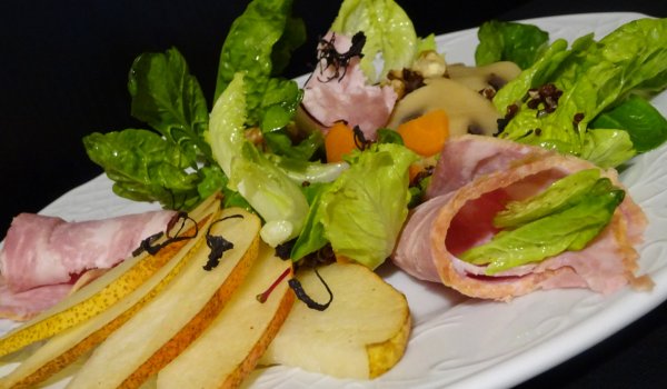 Топла салата със спанак, круша, бекон и орехи