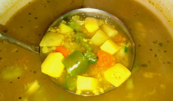 Топла супа с карфиол и ечемичен булгур