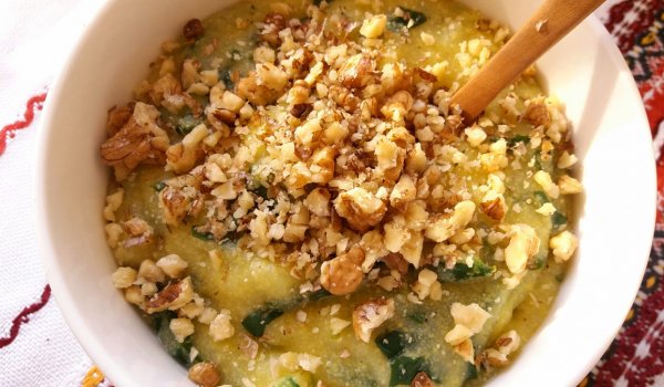 Топъл качамак със спанак и орехи