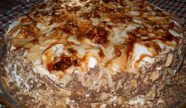 Торта с карамелизирани орехи и сметана