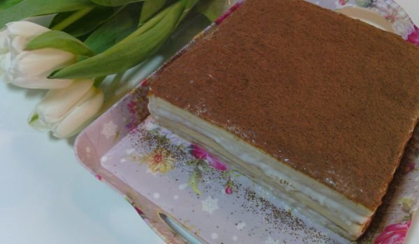 Торта с праскови, стафиди и какао