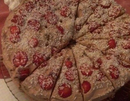 Торта със сметаново-шоколадов крем и ягоди