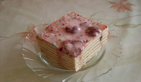 Торта със заквасена сметана и ягоди