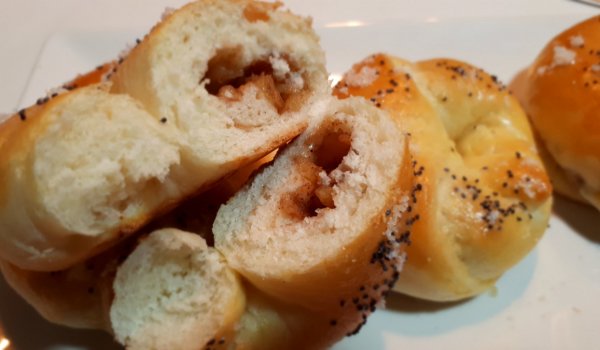 Трайни кифлички с ябълки и канела