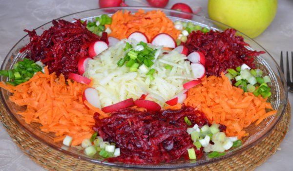 Трицветна салата с ябълки