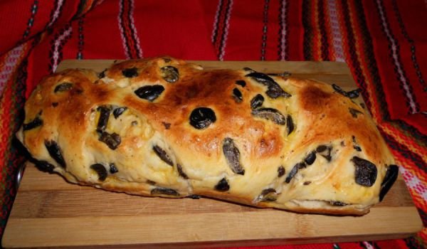 Царевичен хляб с маслини