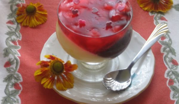 Цветен десерт в чаша