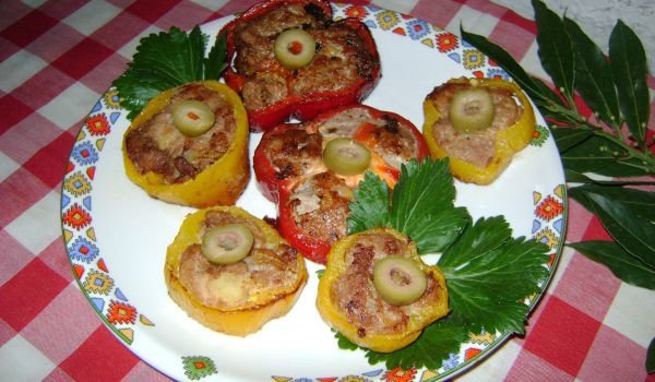 Цветя от чушки с кюфтенца