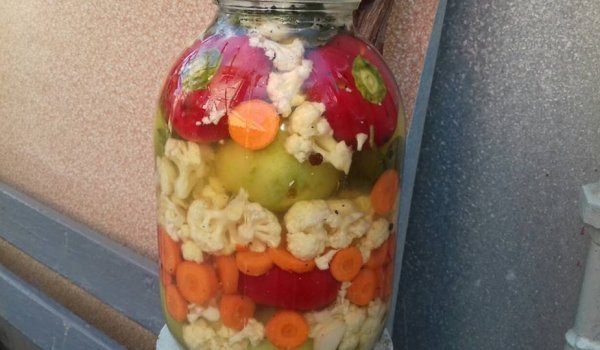 Цветна туршия с морска сол