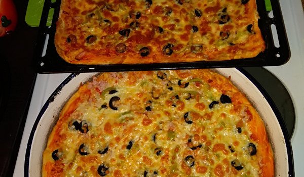 Тънка, сочна и вкусна пица
