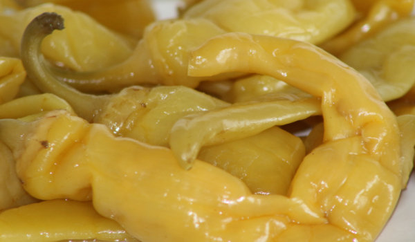 Туршия от чорбаджийски чушки със сирене и копър