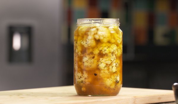 Туршия от карфиол с куркума и мак