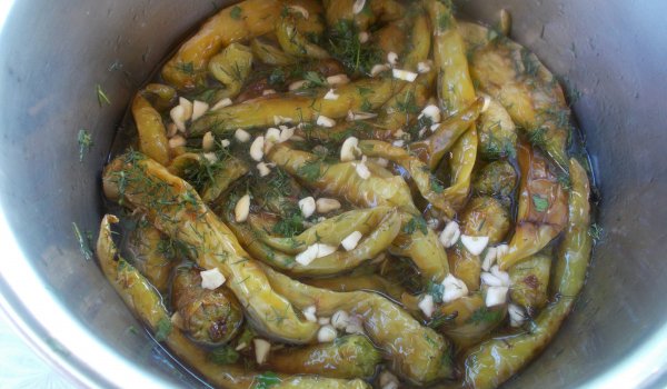 Туршия от пържени чорбаджийски чушки с чесън и копър