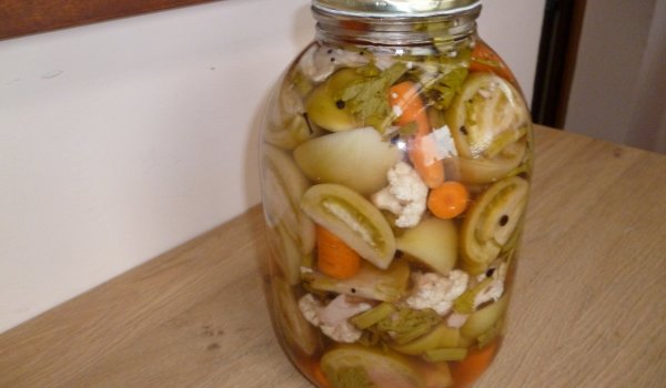 Туршия от зелени домати и карфиол