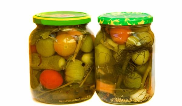 Туршия с моркови и зелени доматчета