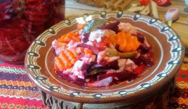 Туршия с цвекло и зеле