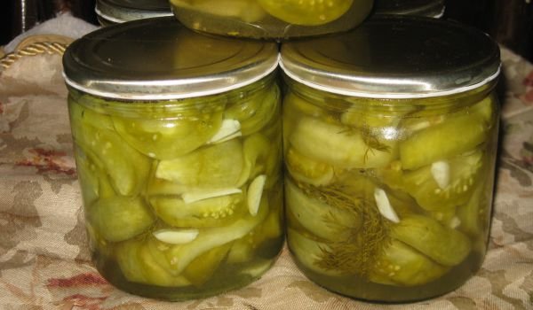 Туршия със зелени домати и чесън