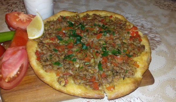 Турска пица с кайма