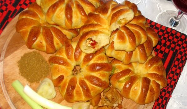 Тутманичета с праз, сирене и печени чушки