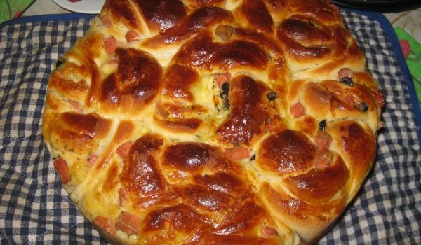 Тутманик с маслини, салам и кашкавал