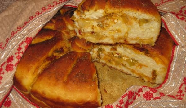 Тутманик с праз, сирене и сухи чушки