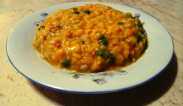 Уникален ориз със зеленчуци и кренвирш
