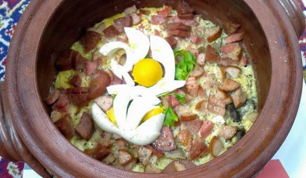 Уникално вкусен гювеч с колбаси