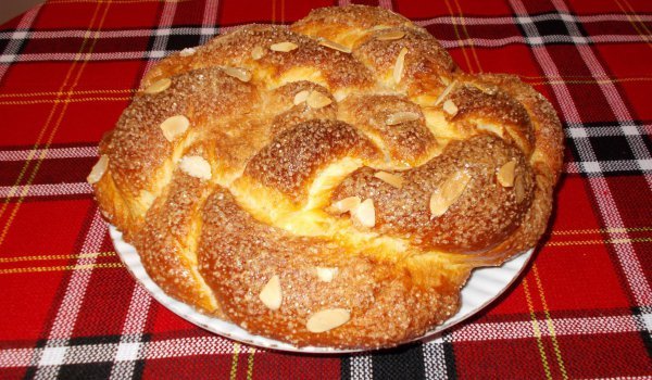 Усукан козунак на конци